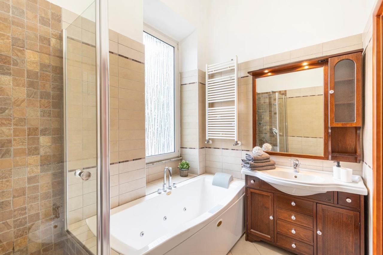 Hostly - Domus Happya - Dream In The Appia Antica Park Apartment Рим Екстериор снимка